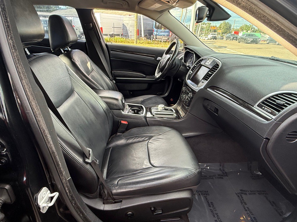 2015 Chrysler 300 Image 21
