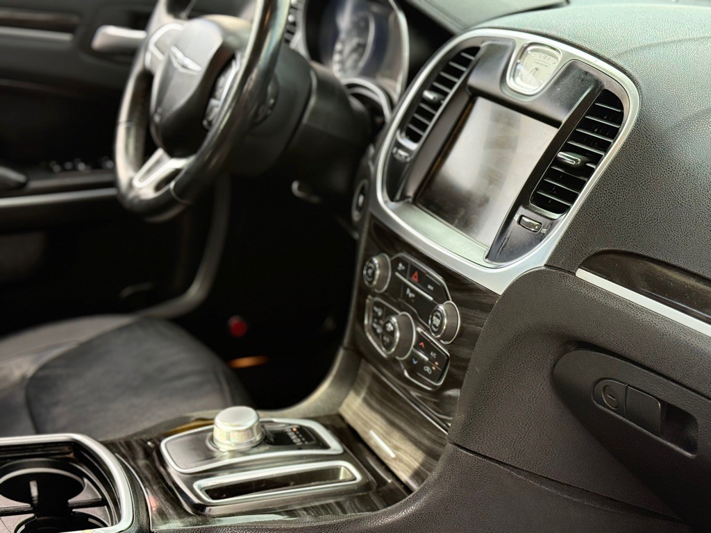 2015 Chrysler 300 Image 22