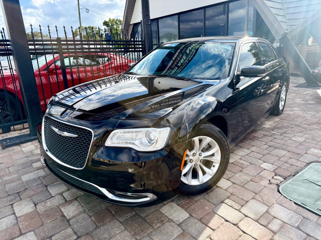 2015 Chrysler 300 Image 25