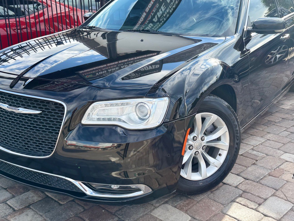 2015 Chrysler 300 Image 26