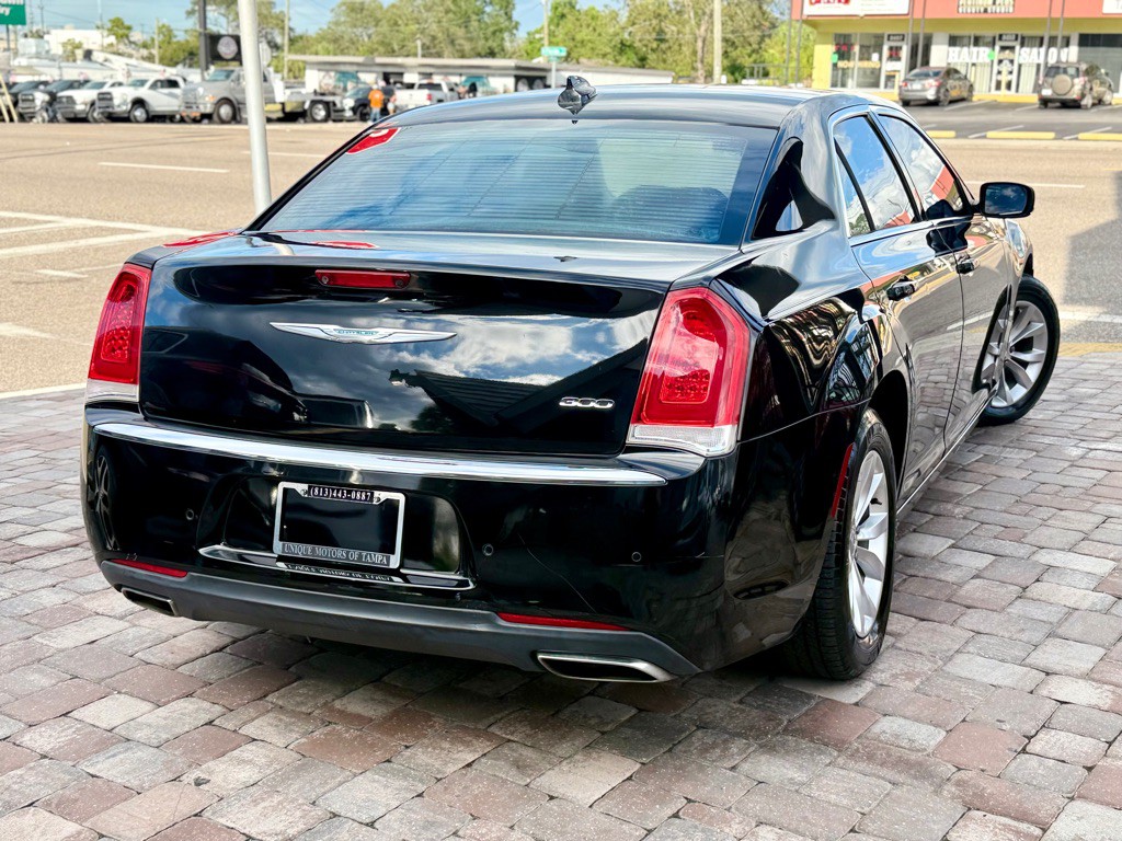 2015 Chrysler 300 Image 28