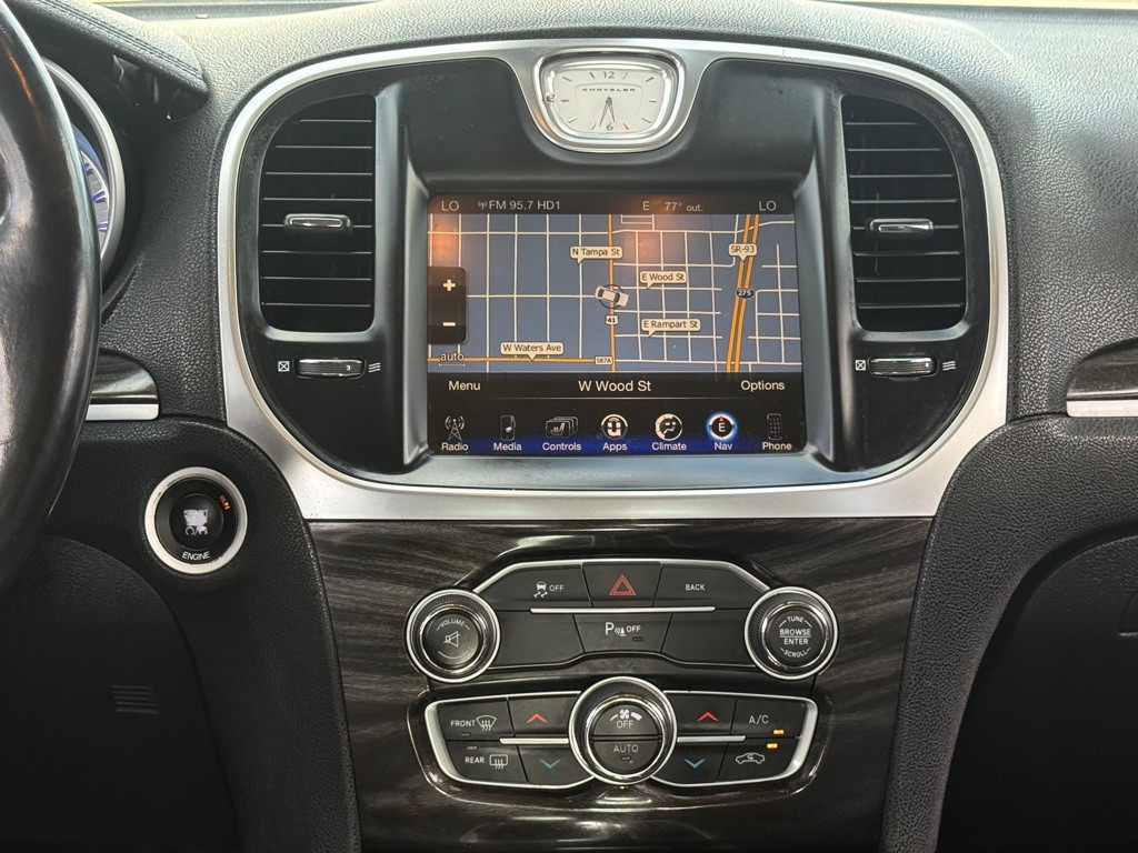 2015 Chrysler 300 Image 31