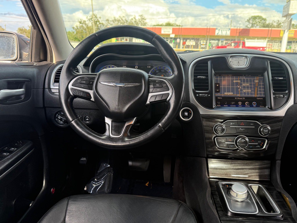 2015 Chrysler 300 Image 32