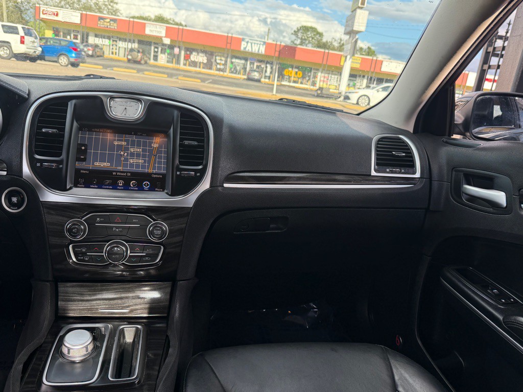 2015 Chrysler 300 Image 33