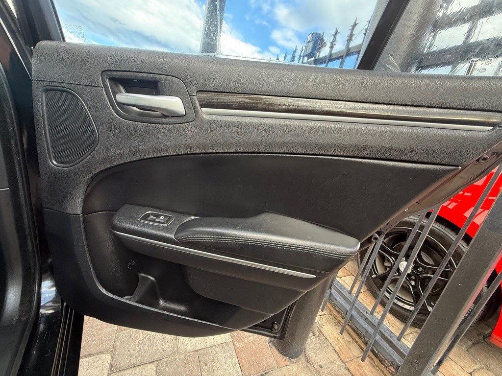 2015 Chrysler 300 Image 35