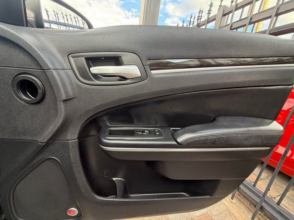 2015 Chrysler 300 Image 36