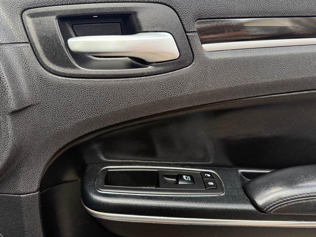 2015 Chrysler 300 Image 37