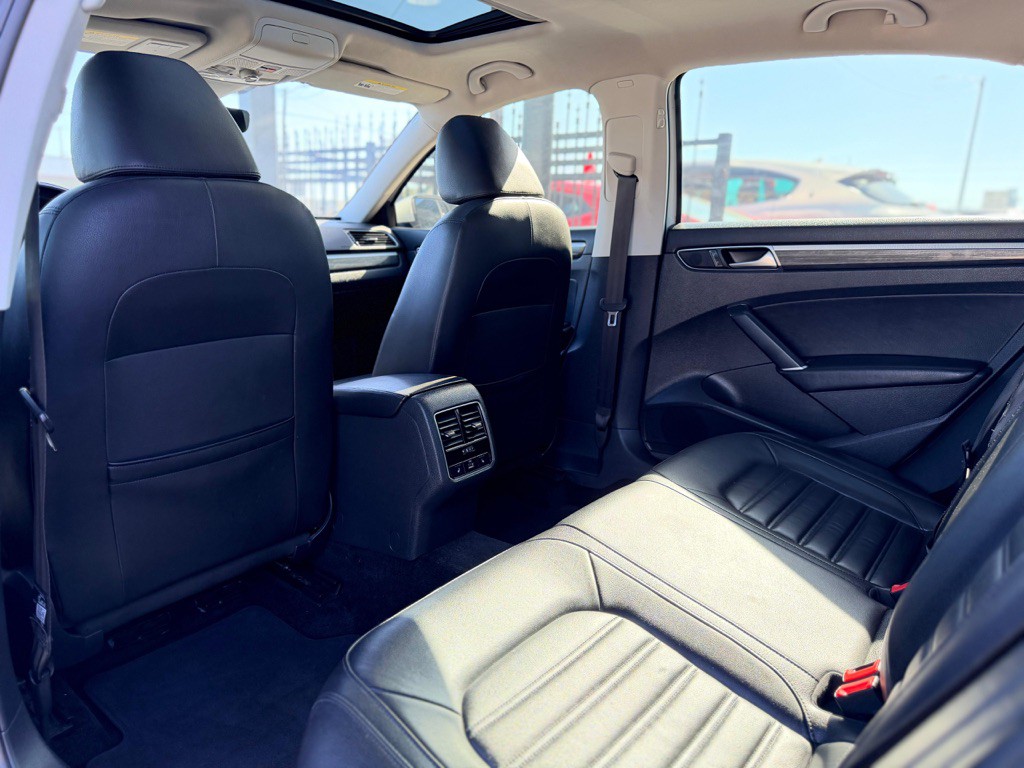 2016 Volkswagen Passat Image 16