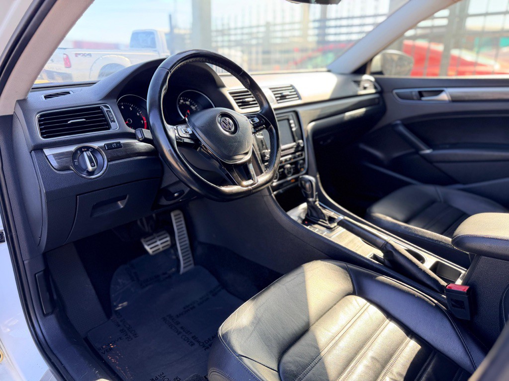 2016 Volkswagen Passat Image 17