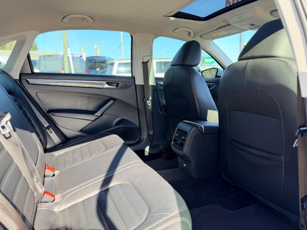 2016 Volkswagen Passat Image 21