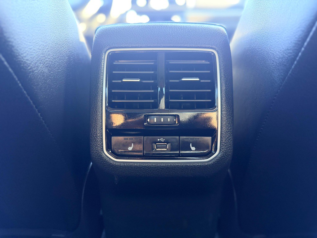 2016 Volkswagen Passat Image 24