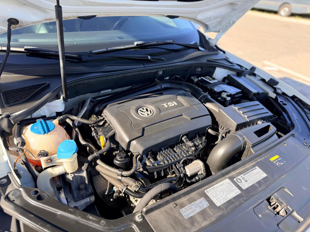 2016 Volkswagen Passat Image 28