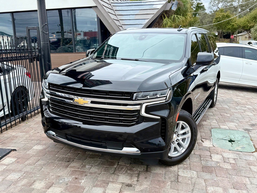 2022 Chevrolet Suburban Image 2