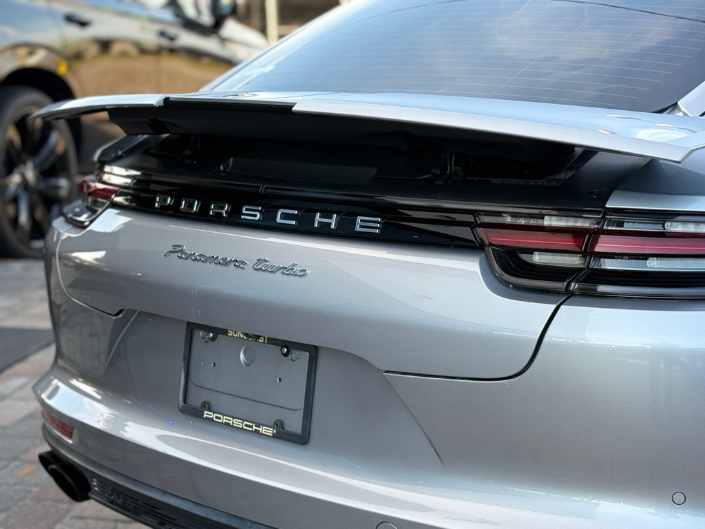 2018 Porsche Panamera Image 3