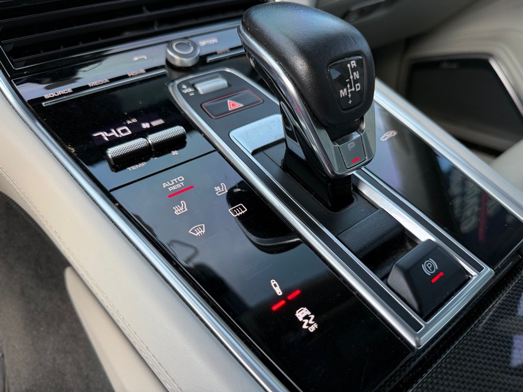 2018 Porsche Panamera Image 17