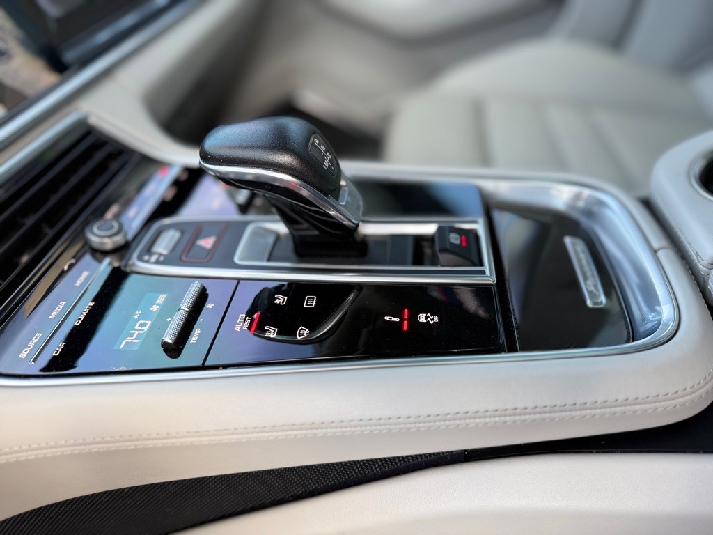 2018 Porsche Panamera Image 19