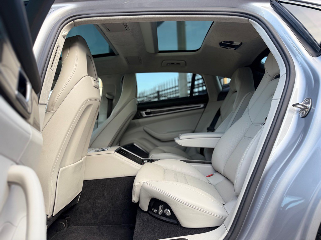 2018 Porsche Panamera Image 20