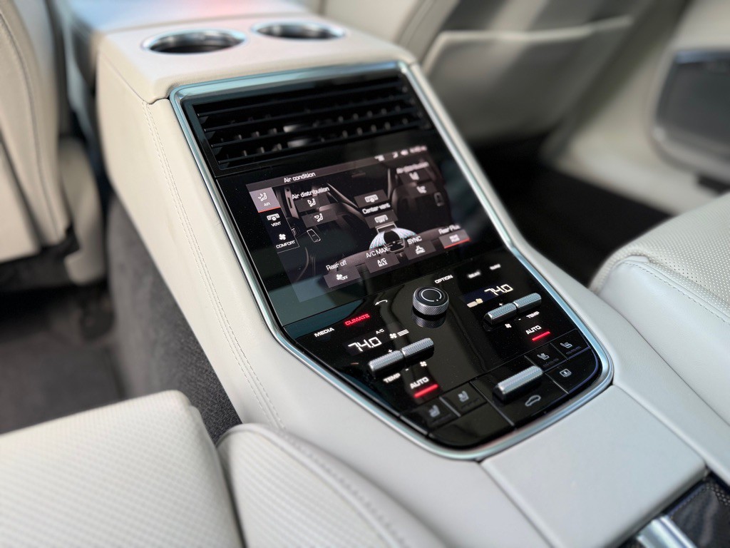 2018 Porsche Panamera Image 21