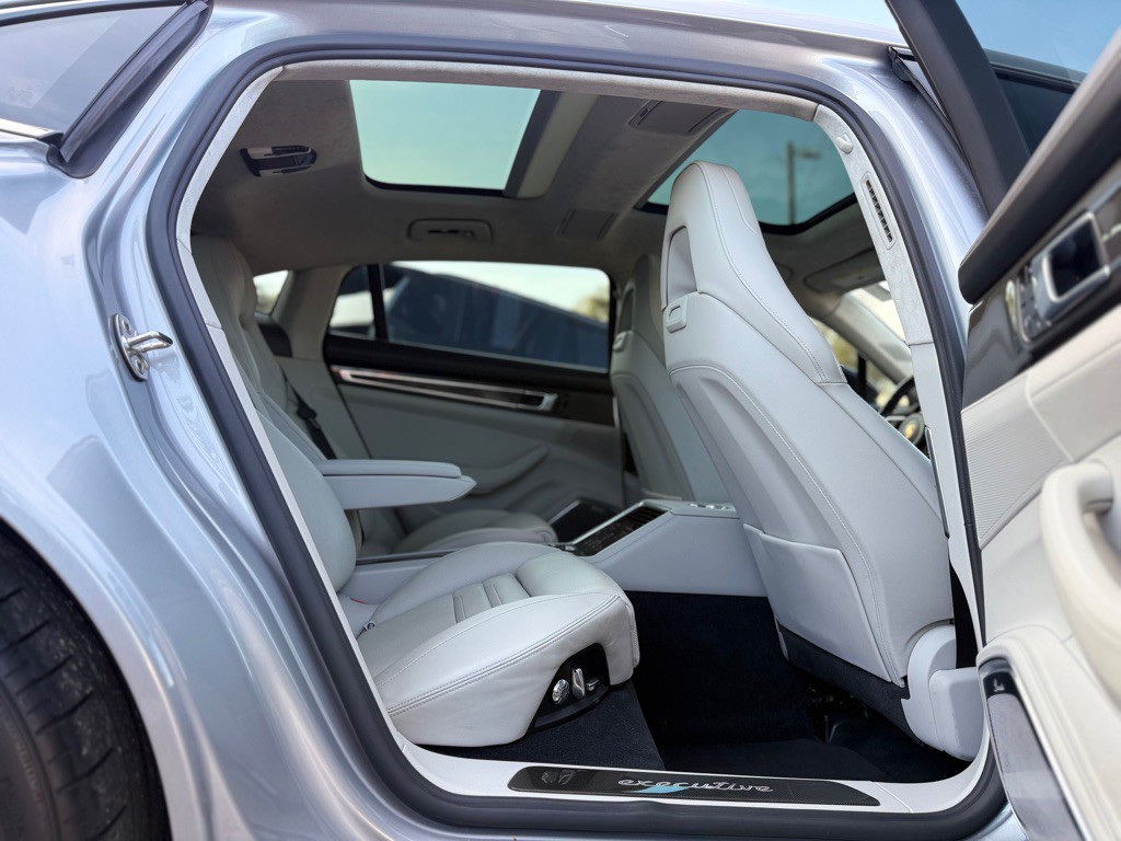 2018 Porsche Panamera Image 22