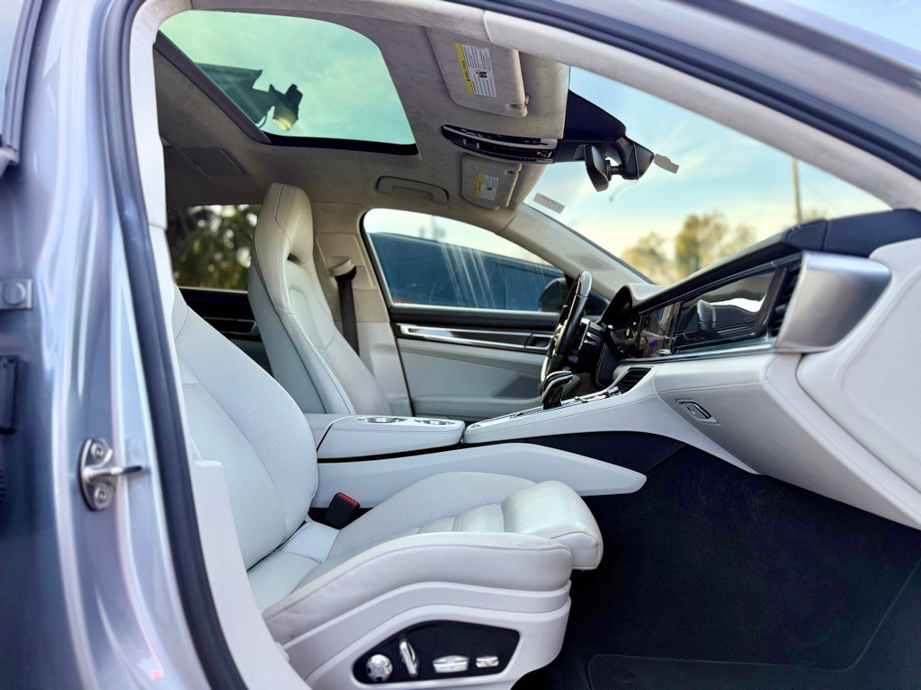 2018 Porsche Panamera Image 23