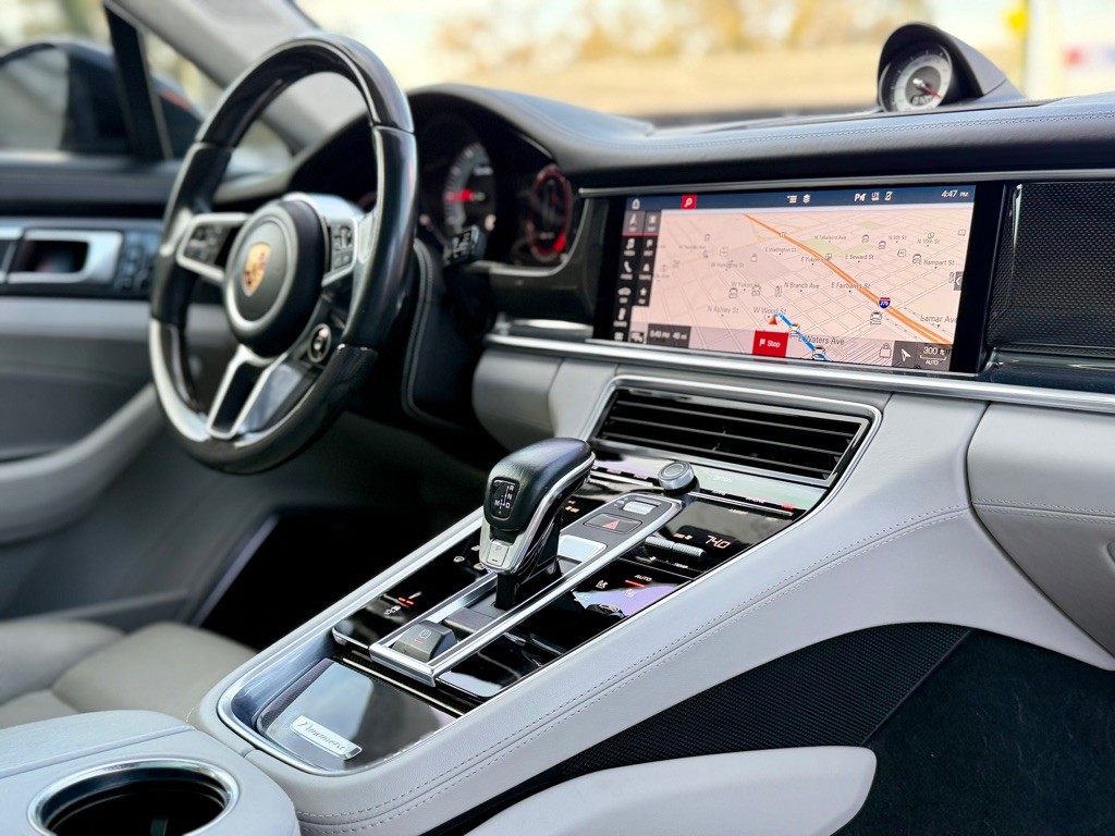 2018 Porsche Panamera Image 24