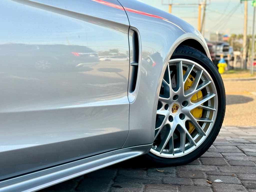 2018 Porsche Panamera Image 25
