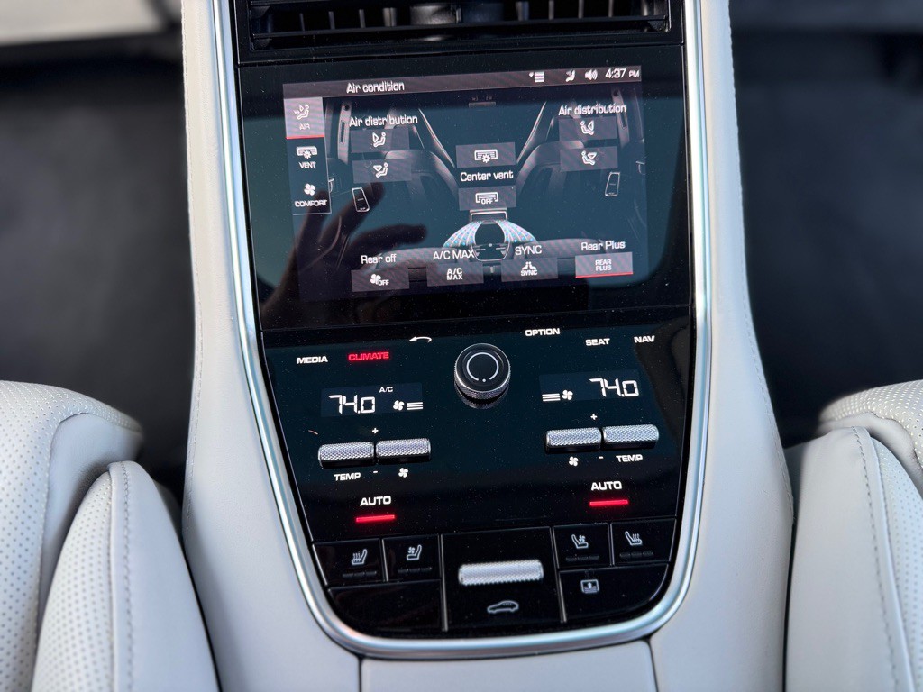 2018 Porsche Panamera Image 28