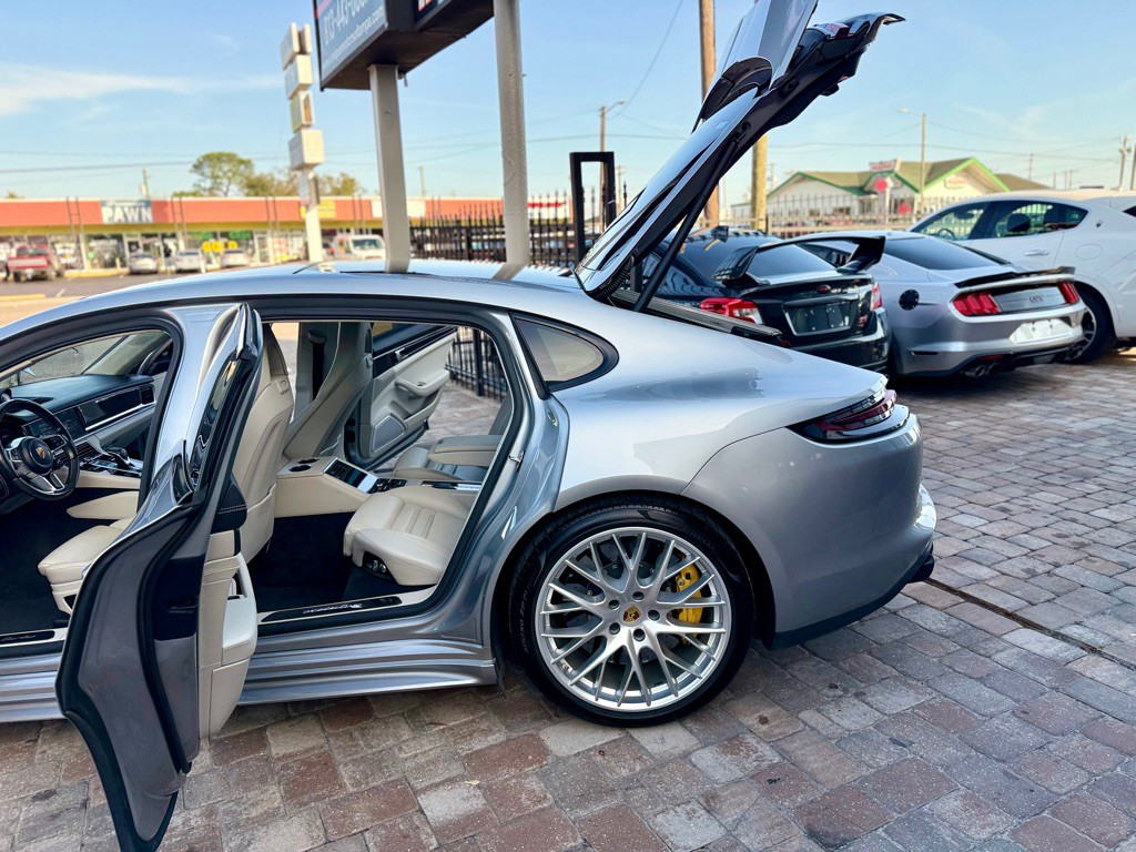 2018 Porsche Panamera Image 34