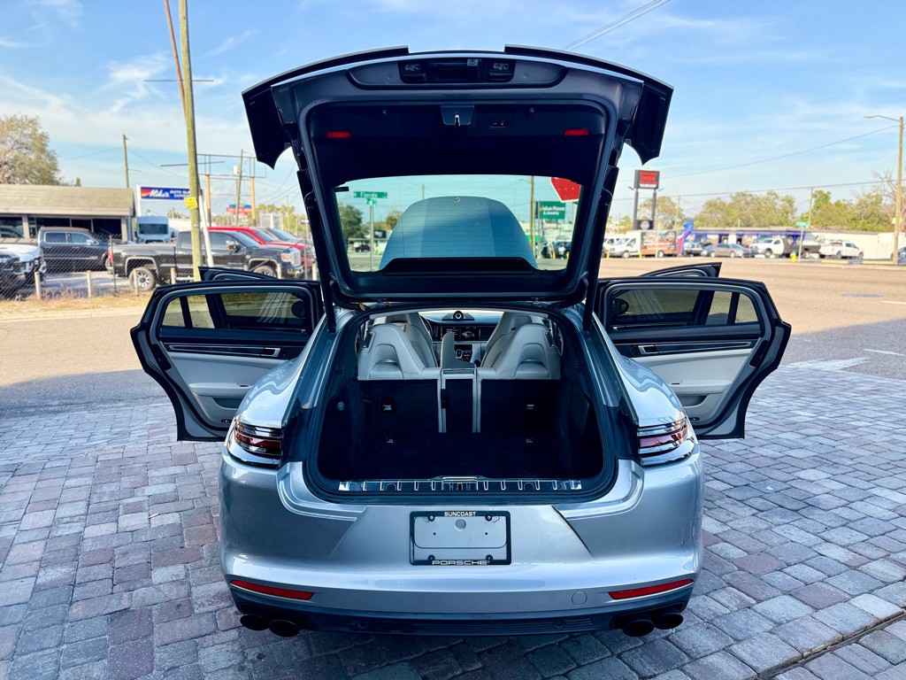 2018 Porsche Panamera Image 35