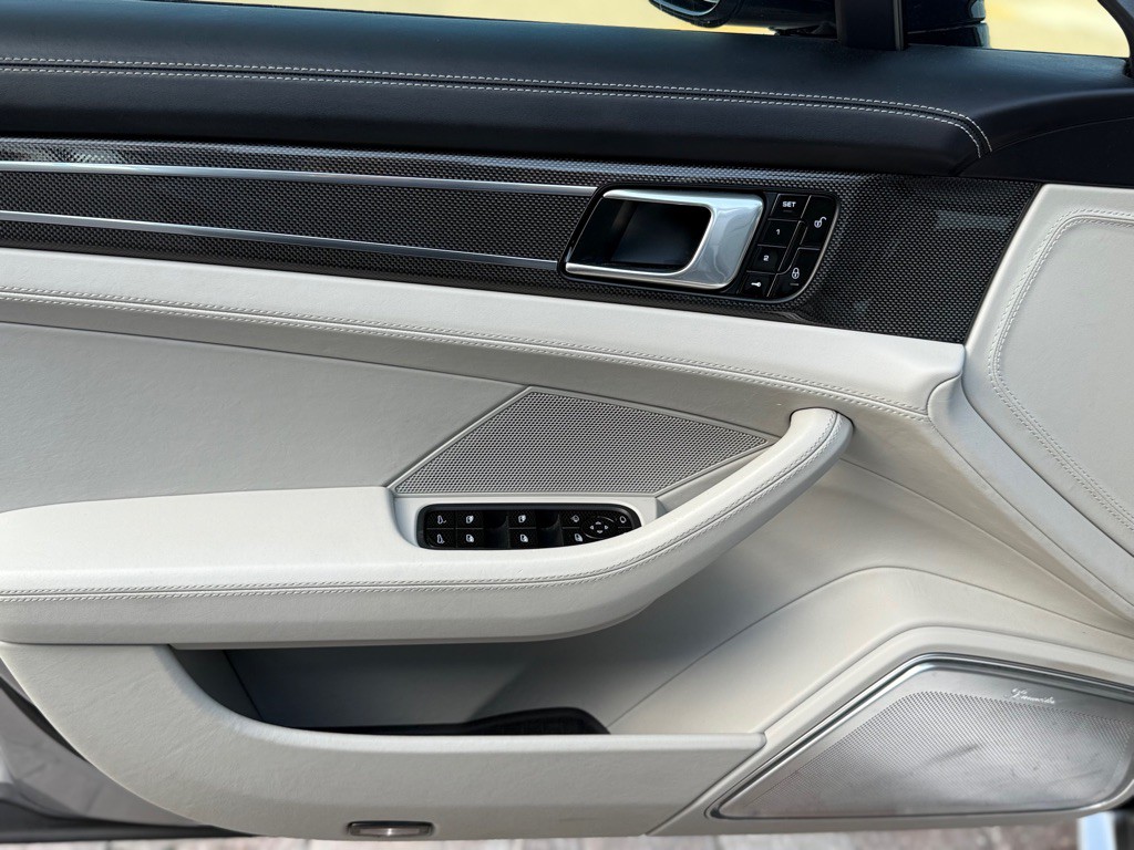 2018 Porsche Panamera Image 38