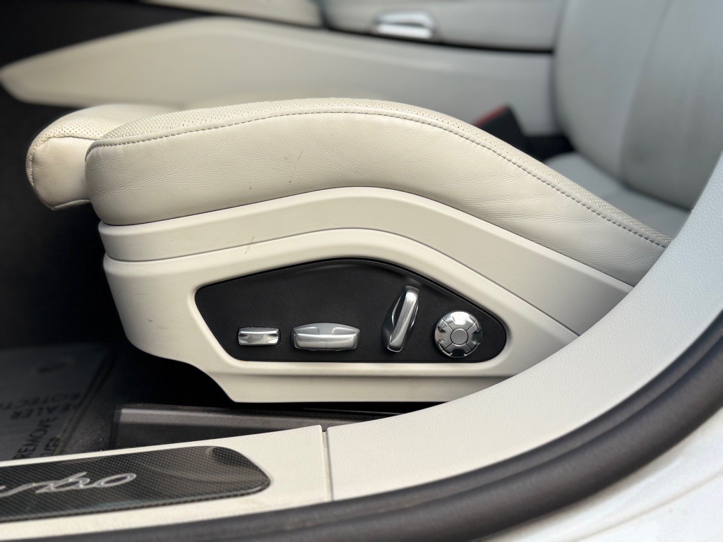 2018 Porsche Panamera Image 39