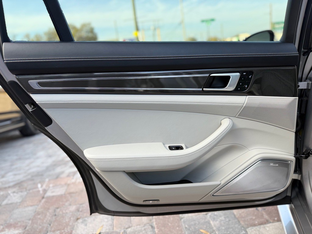 2018 Porsche Panamera Image 40