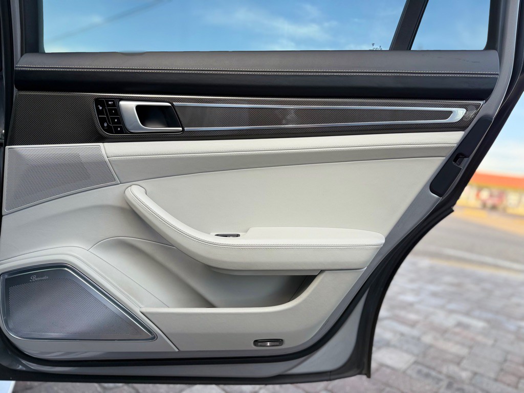 2018 Porsche Panamera Image 42