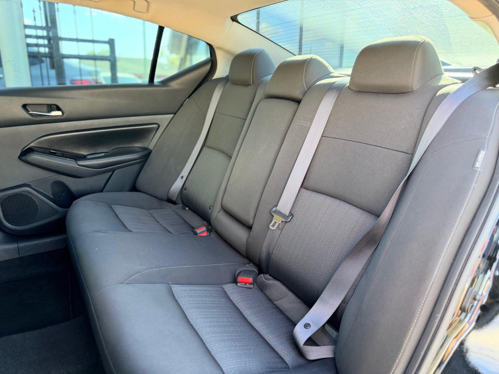 2021 Nissan Altima Image 17