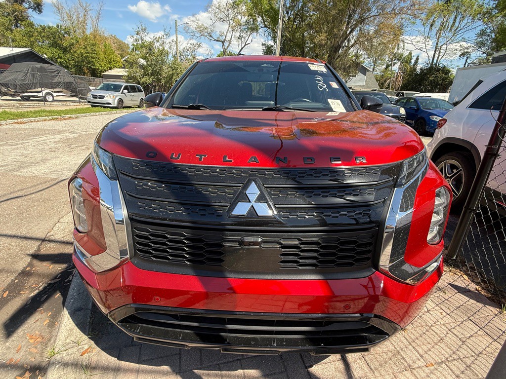 2022 Mitsubishi Outlander Image 2