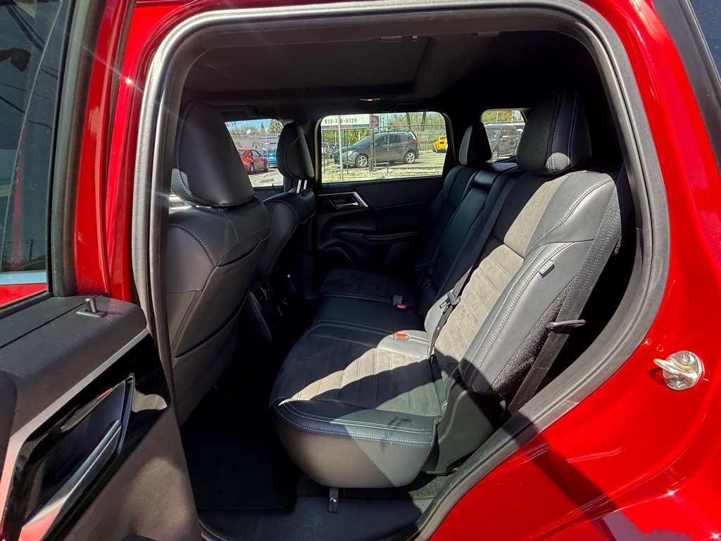 2022 Mitsubishi Outlander Image 10