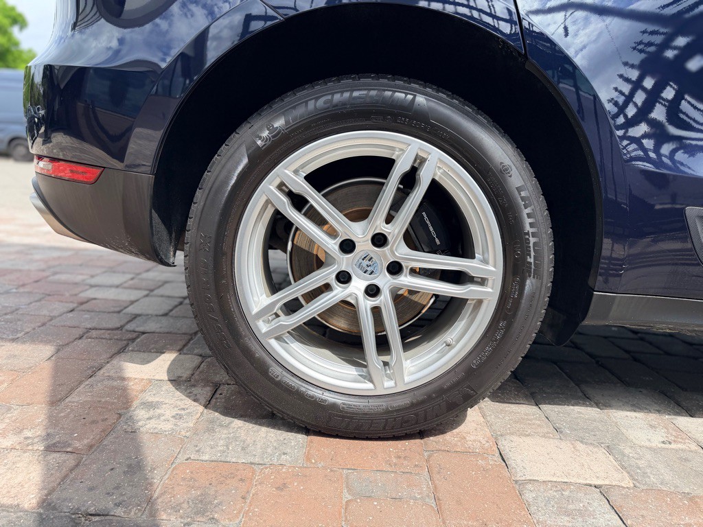 2017 Porsche Macan Image 10