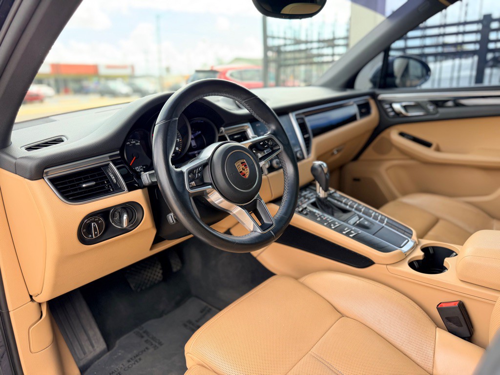 2017 Porsche Macan Image 11
