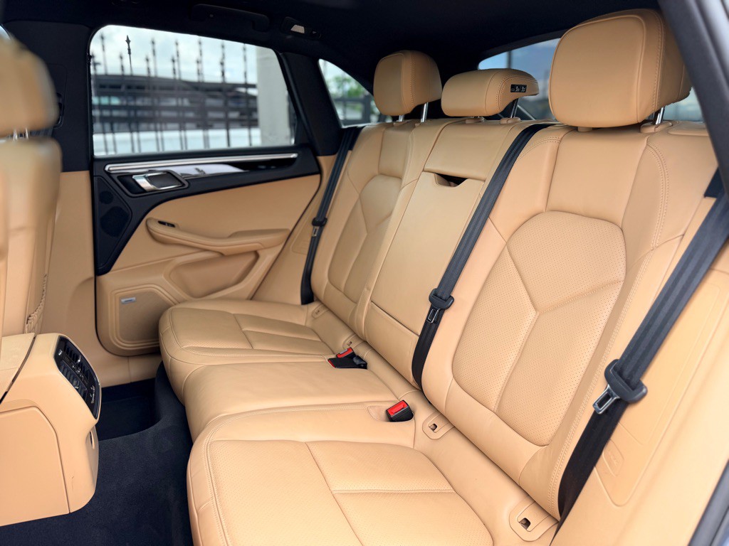 2017 Porsche Macan Image 16