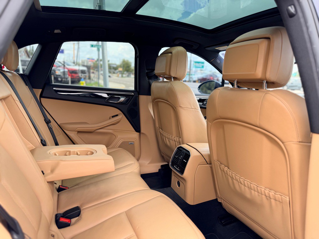 2017 Porsche Macan Image 17