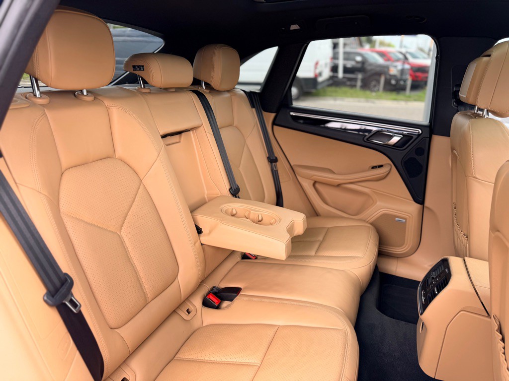 2017 Porsche Macan Image 18