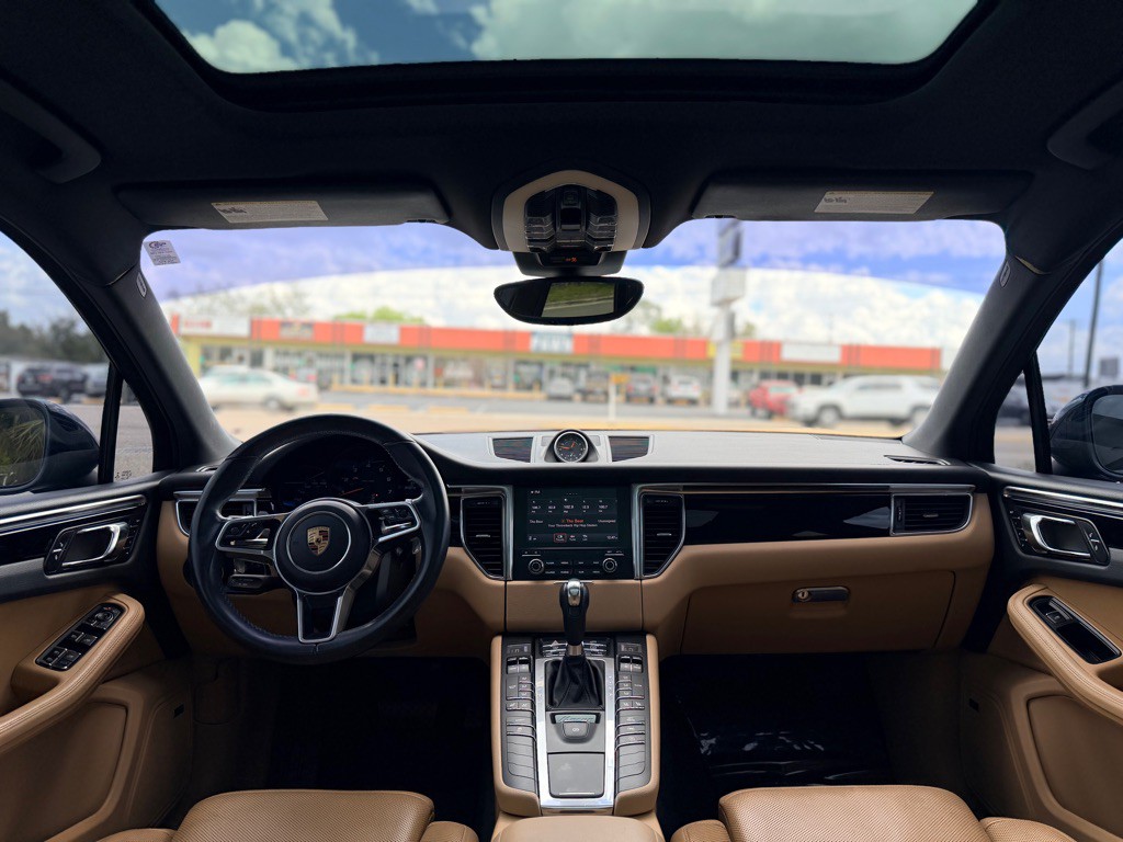 2017 Porsche Macan Image 21