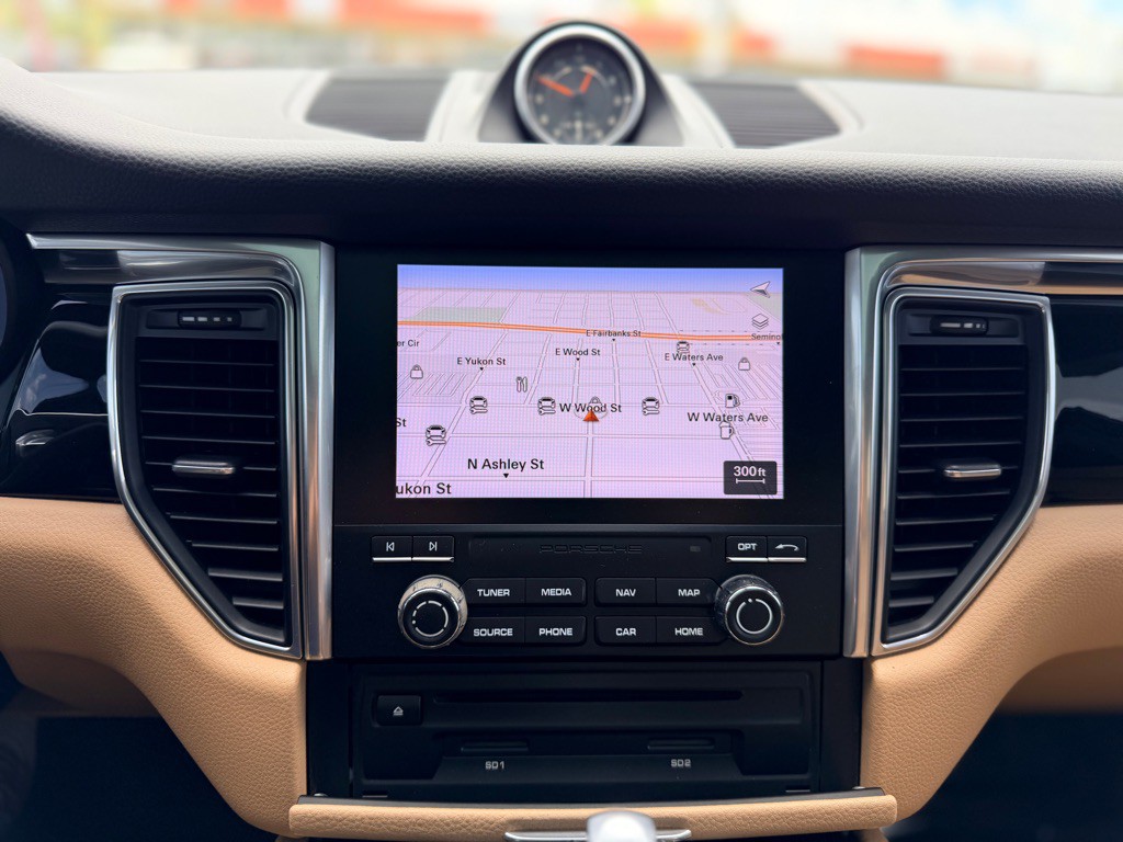 2017 Porsche Macan Image 26