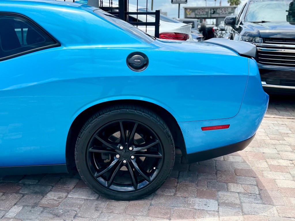 2016 Dodge Challenger Image 10