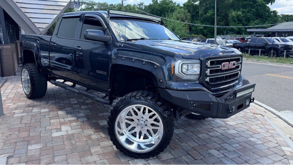 2017 GMC Sierra Image 2