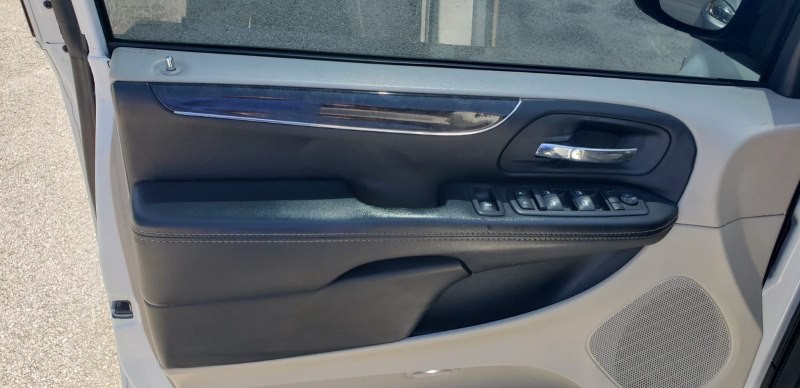 2014 Chrysler Town & Country Image 25