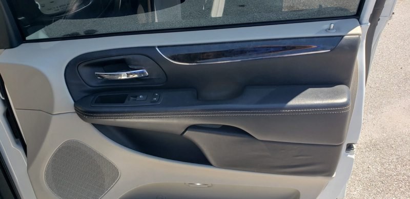 2014 Chrysler Town & Country Image 26