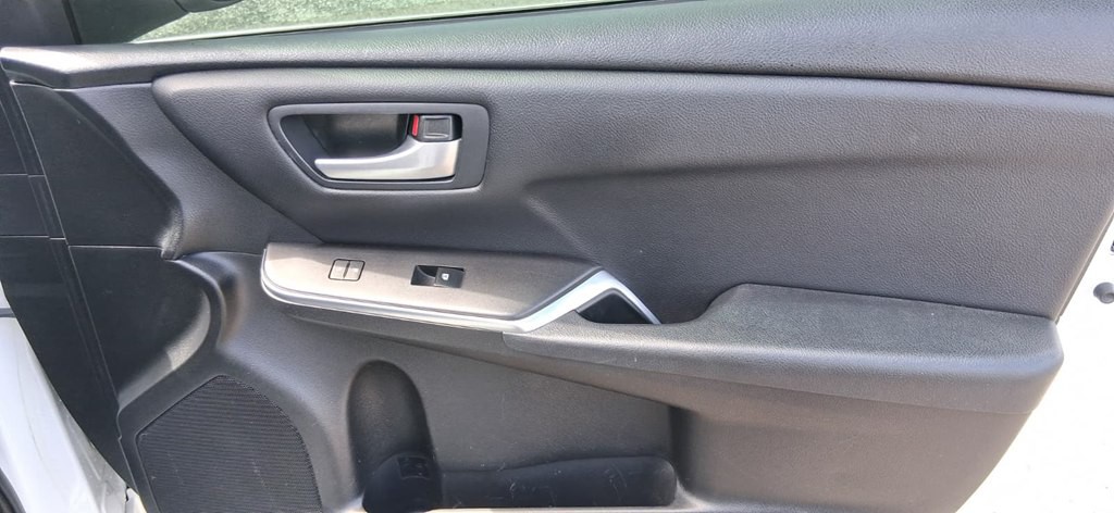 2017 Toyota Camry Image 25