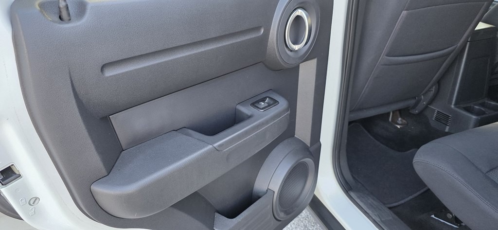 2011 Dodge Nitro Image 25