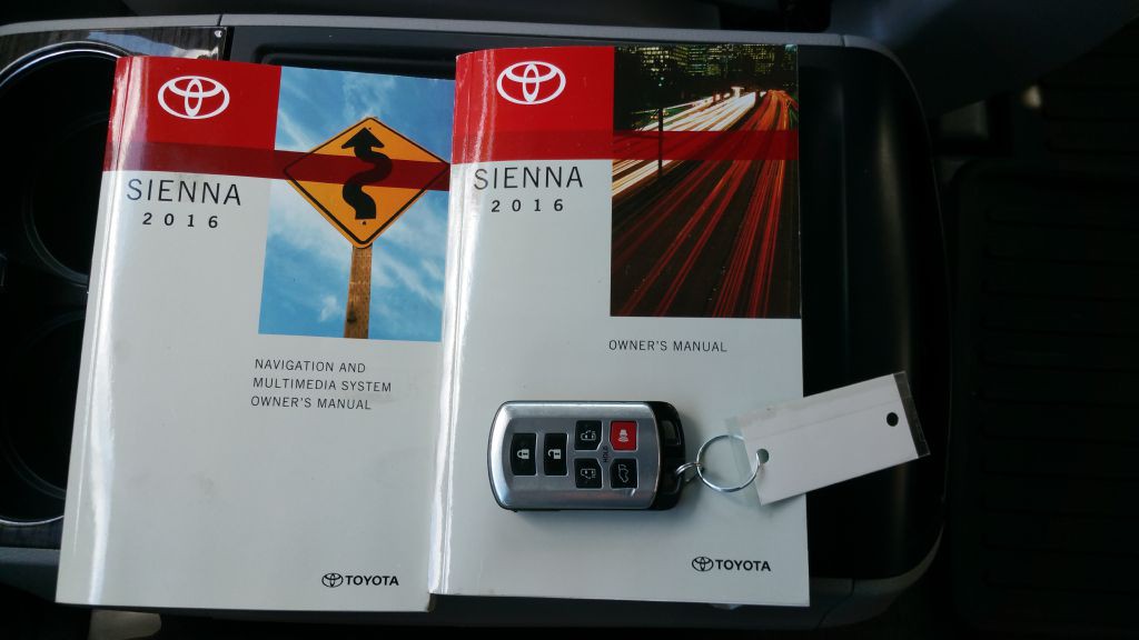 2016 Toyota Sienna Image 30